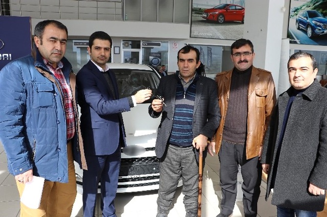 Mahallenin Sosyal Medya Muhabirine Sıfır Otomobil Hediye Edildi