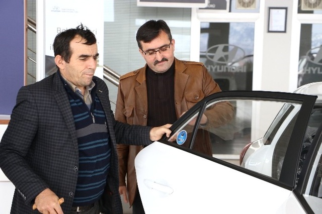 Mahallenin Sosyal Medya Muhabirine Sıfır Otomobil Hediye Edildi