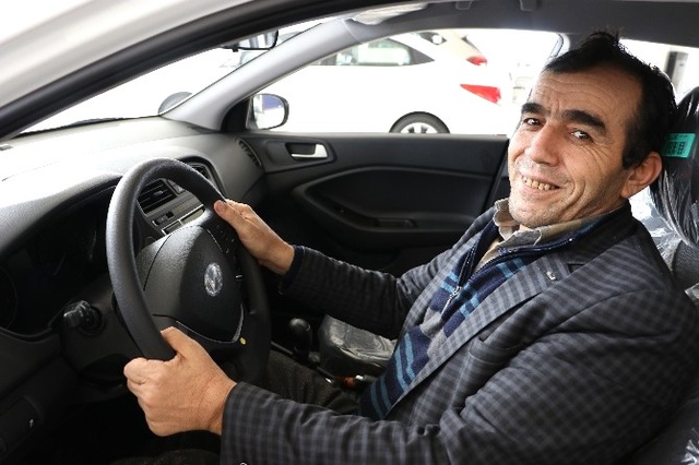 Mahallenin <a class='keyword-sd' href='/sosyal-medya/' title='Sosyal Medya'>Sosyal Medya</a> Muhabirine Sıfır Otomobil Hediye Edildi