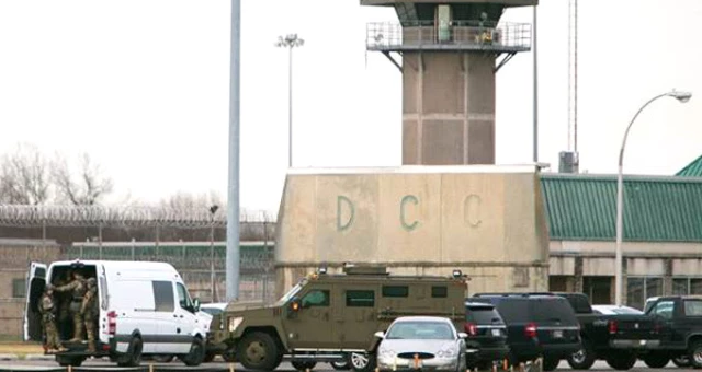 ABD'de Mahkumlar Hapishane Görevlilerini Rehin Aldı