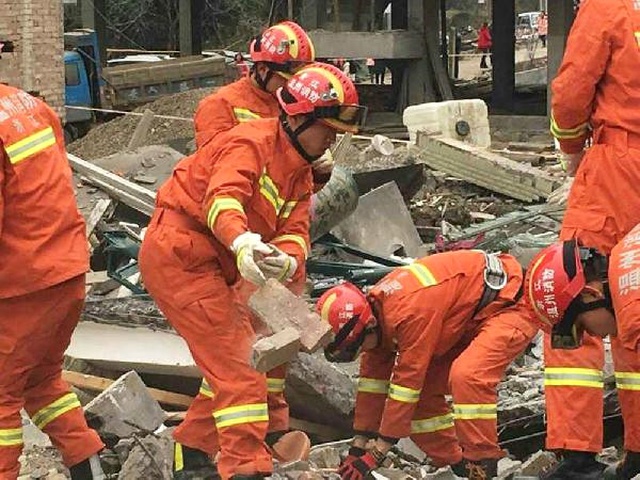 Çin'de Beş Katlı Üç Bina Çöktü, Enkaz Altında Çok Sayıda Yaralı Var