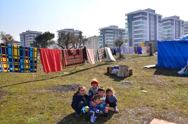 Mevsimlik Tarım İşçileri, Naylon Çadırlarda Yaşam Savaşı Veriyor