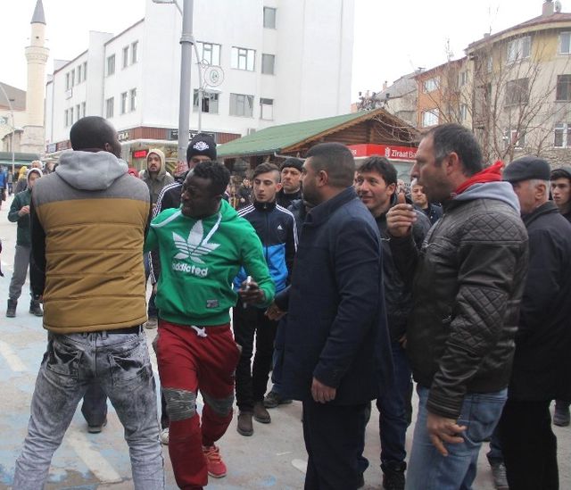Bolu'da Nijeryalı Öğrencilerle Yumruk Yumruğa <a class='keyword-sd' href='/kavga/' title='Kavga'>Kavga</a>