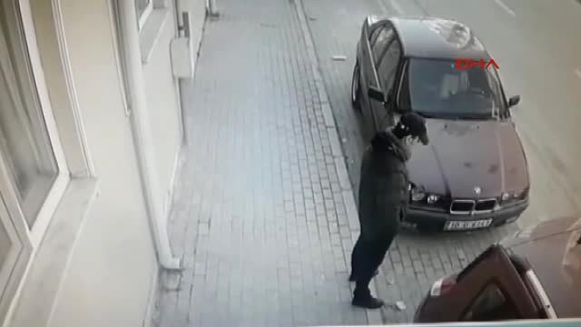 Eşine Evinin Önünde Pusu Kurup, 15 Bıçak Darbesiyle Öldüren Koca Kamerada