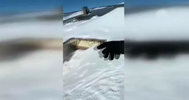 Erzurum'da Bir Ev ve Ahır Kar Altında Kaldı, 9 Kişilik Aile Mahsur Kaldı