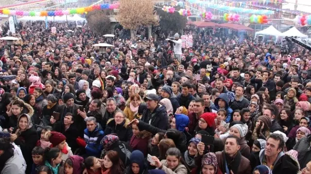 Dağıtılan Sucuk-Ekmek Olunca Vatandaş da Hücum Etti