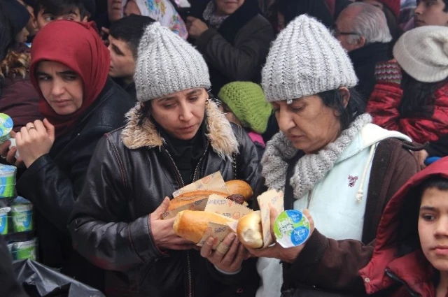 Dağıtılan Sucuk-Ekmek Olunca Vatandaş da Hücum Etti