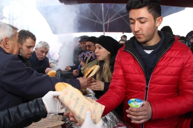 Dağıtılan Sucuk-Ekmek Olunca Vatandaş da Hücum Etti