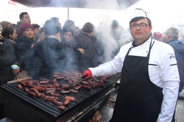 Dağıtılan Sucuk-Ekmek Olunca Vatandaş da Hücum Etti