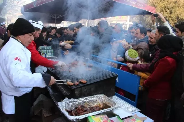 Dağıtılan Sucuk-Ekmek Olunca Vatandaş da Hücum Etti