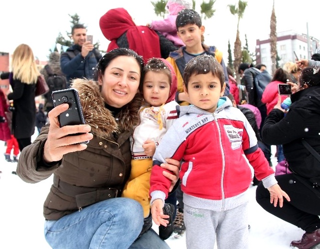Mersin'e Özel Makinelerle Kar Yağdırıldı, Çocuklar Bayram Etti