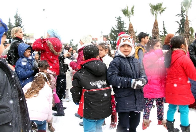 Mersin'e Özel Makinelerle Kar Yağdırıldı, Çocuklar Bayram Etti