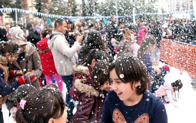 Mersin'e Özel Makinelerle Kar Yağdırıldı, Çocuklar Bayram Etti