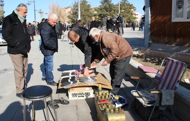 42 Yıllık Boyacı, Hacca Gitmek İçin Ayakkabı Boyuyor