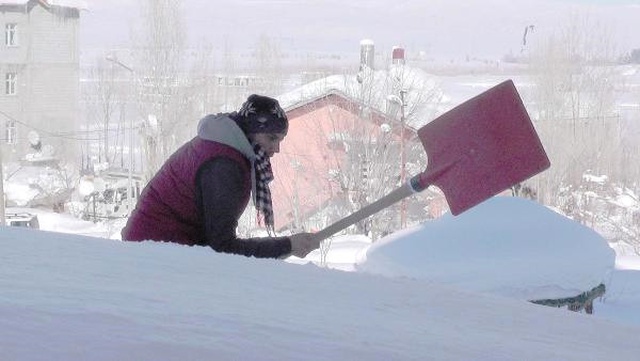 Tatil Dinlemeyen Öğretmenler, Okullarının Çatısındaki Karı Temizledi
