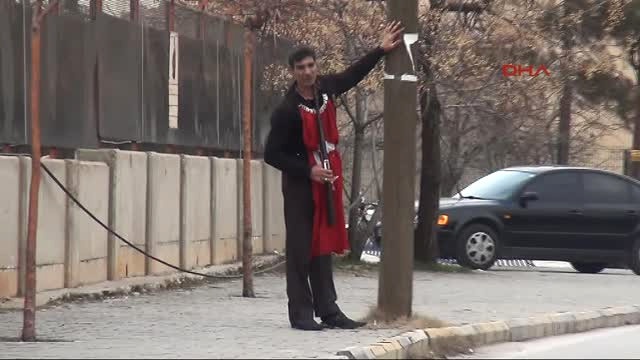 Adliye Önünde Tüfekle İntihara Kalkışan Şahsı Polis Zor İkna Etti