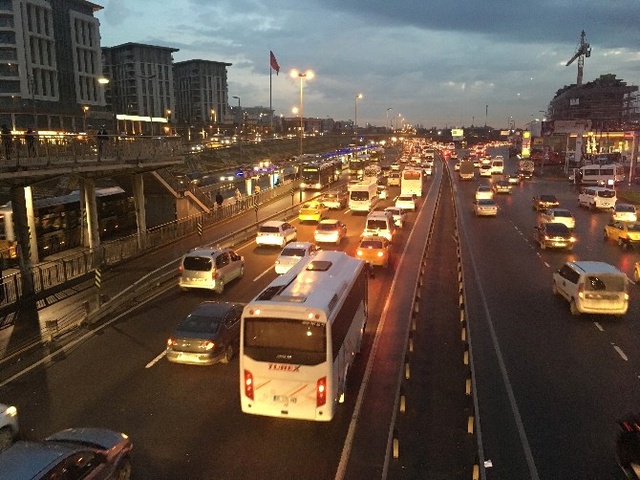 İstanbul Trafiğinde 'Okul Servisi' Yoğunluğu Yaşanıyor