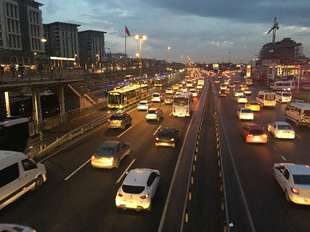 İstanbul Trafiğinde 'Okul Servisi' Yoğunluğu Yaşanıyor