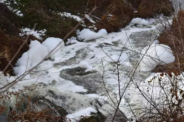 Niğde'de Yollara Taşan Esrarengiz Köpükler Şaşkına Çevirdi