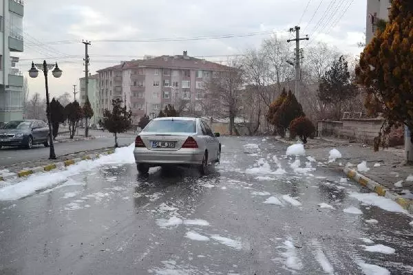 Niğde'de Yollara Taşan Esrarengiz Köpükler Şaşkına Çevirdi