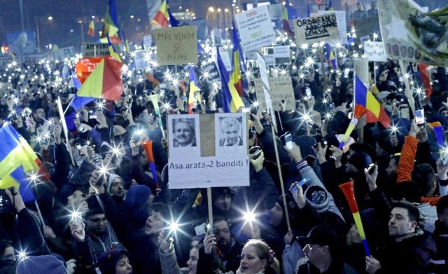 İstifa Bekleyen Romenler Bükreş Sokaklarını Terk Etmiyor
