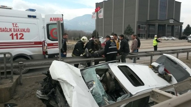 Bariyerlere Saplanan Otomobilden Sağ Çıktı