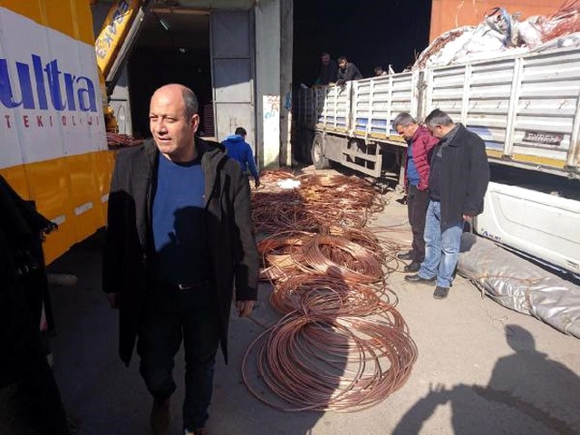 Gündüz Döşedikleri Bakır Kabloları Çalan Hırsızlar Yakayı Ele Verdi