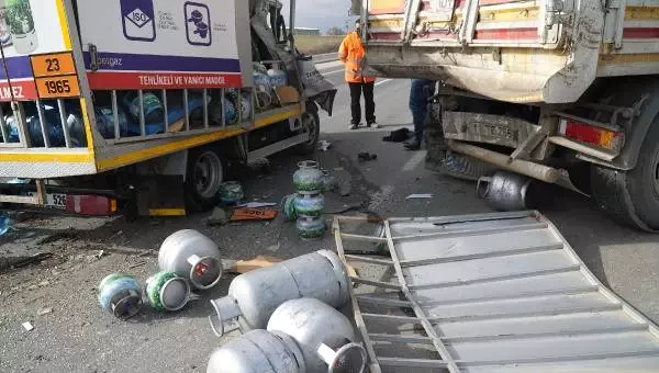 Edirne'de LPG Tüp Yüklü Kamyonet, TIR'a Çarptı