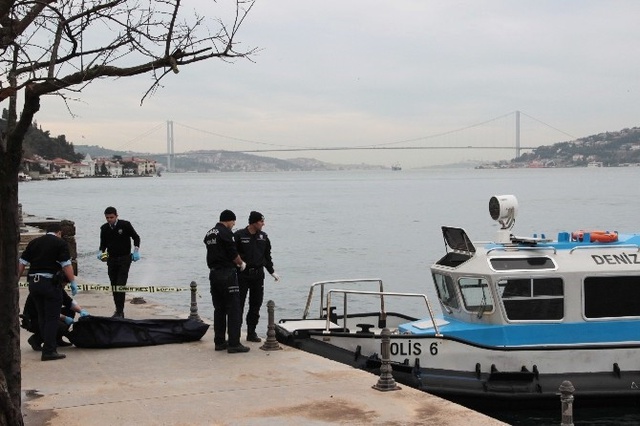 Üsküdar Açıklarında Deniz Temizliği Yapan İşçiler Erkek Cesedi Buldu
