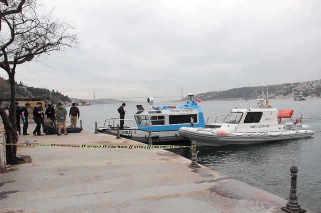 Üsküdar Açıklarında Deniz Temizliği Yapan İşçiler Erkek Cesedi Buldu