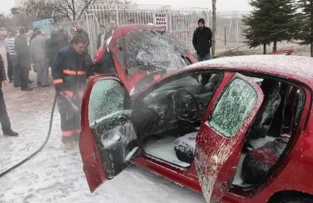 Seyir Halindeki Otomobil Yandı, Kadın Sürücü Gözyaşlarını Tutamadı