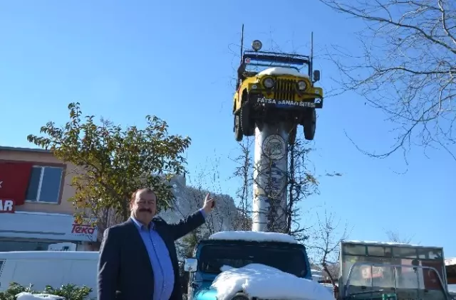 Ordu Girişinde Bir Direğin Tepesinde Duran Cip Görenleri Şaşırtıyor