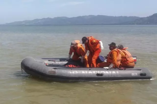 Malezya'da Tekne Alabora Oldu, 13 Kişiden Haber Alınamıyor