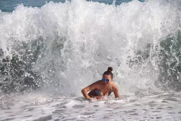 Antalya'nın Sıcak Denizlerine İnen Rus Turistler: Akın Akın Geliyoruz