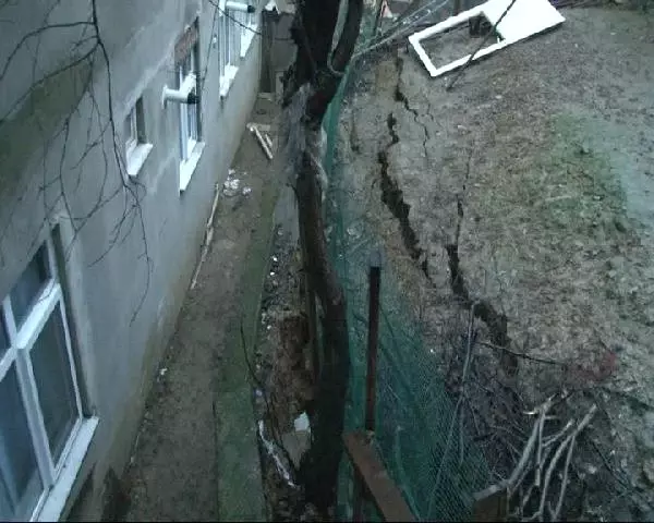 Üsküdar'daki Tünel İnşaatı Yakınındaki Binalarda Çatlaklar Oluştu