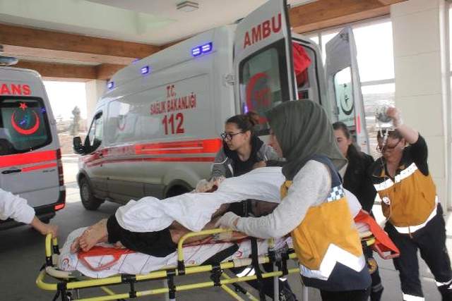 Genç Adam, Kardeşini Odaya Kilitleyip 11 Yerinden Bıçakladı