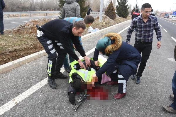 Kütahya'da Yol Denetiminde Görevli 1 Polise Araç Çarptı