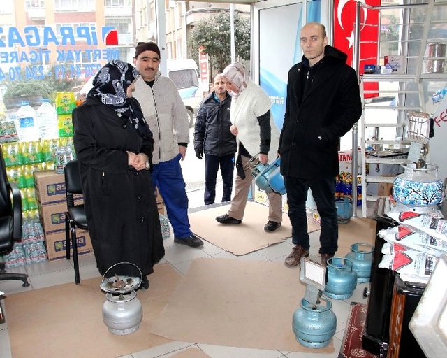 Doğal Gaz Hattının Zarar Görmesi Üzerine Vatandaşlar Tüp Kuyruğuna Girdi