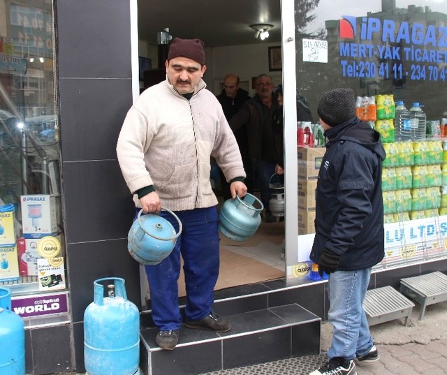 Doğal Gaz Hattının Zarar Görmesi Üzerine Vatandaşlar Tüp Kuyruğuna Girdi