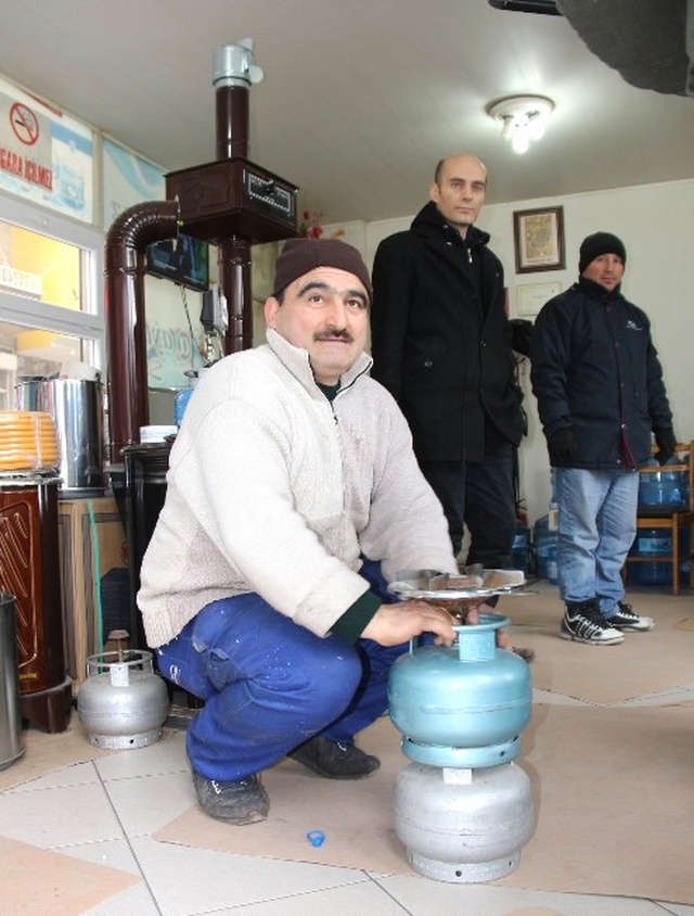 Doğal Gaz Hattının Zarar Görmesi Üzerine Vatandaşlar Tüp Kuyruğuna Girdi