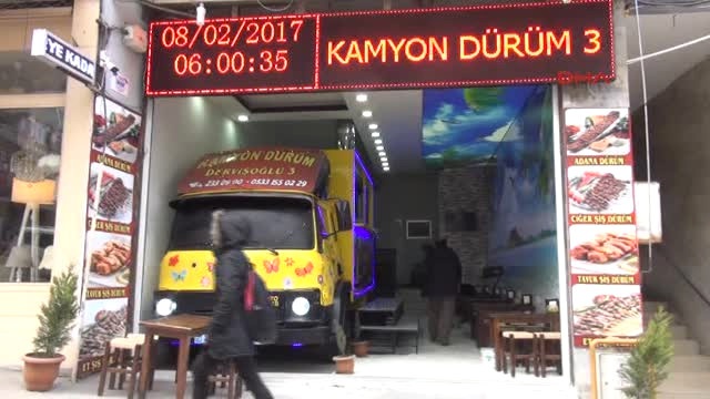 Kamyonu Mutfağa Çevirip Kebap Satmaya Başladı
