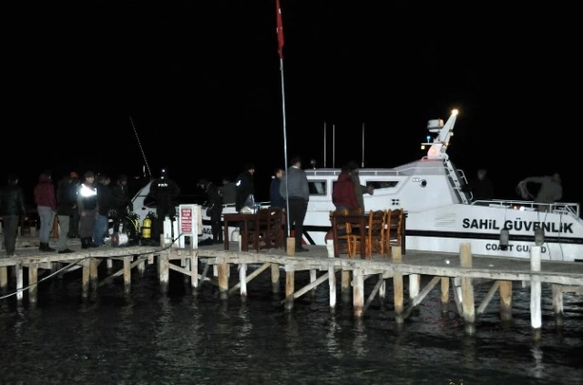 Balık Tutmaya Çıkan 4 Arkadaşın Teknesi Battı: 2 Kişi Kayıp