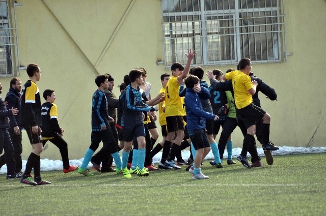 Kayseri'de Oynanan Maçta Futbolcular Karşılaşma Sonrasında Kavga Etti