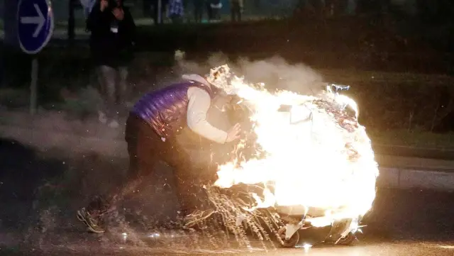 Paris'te Polisin Copla Tecavüzünü Protesto Edenler Karakolu Yaktı