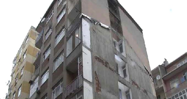 Zabıtanın Mühürleyip Boşalttığı Binadaki 11 Dairenin Tamamı Soyuldu