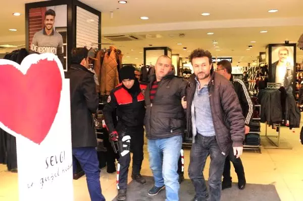 Çalışanlarıyla Tartıştığı Mağazayı Basan Adam Etrafa Rastgele Ateş Açtı