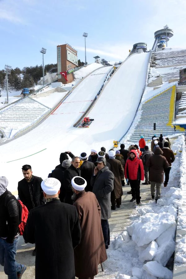 Güvenlik Görevlileri, İsmailağa Cemaati'nin Kayakçılara Kur'an Dağıtmasına İzin Vermedi