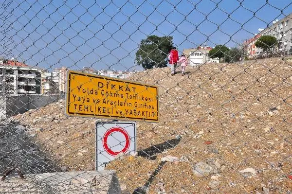 İzmir'de Öğrenciler, Okula Kayma Tehlikesinin Olduğu Yollardan Gidiyor