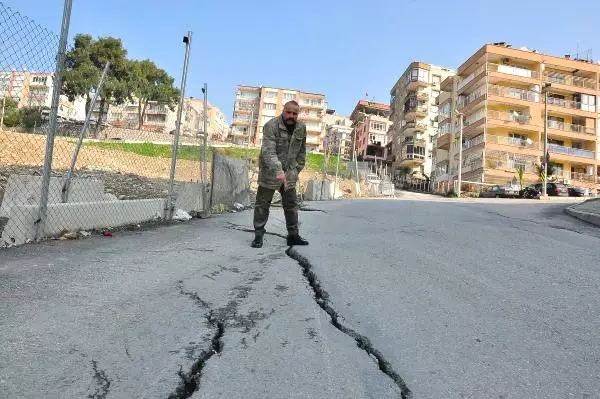 İzmir'de Öğrenciler, Okula Kayma Tehlikesinin Olduğu Yollardan Gidiyor