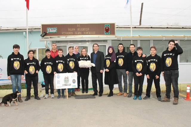Öğrencilerin Geliştirdiği Robot Anne Yavru Hayvanları Besliyor